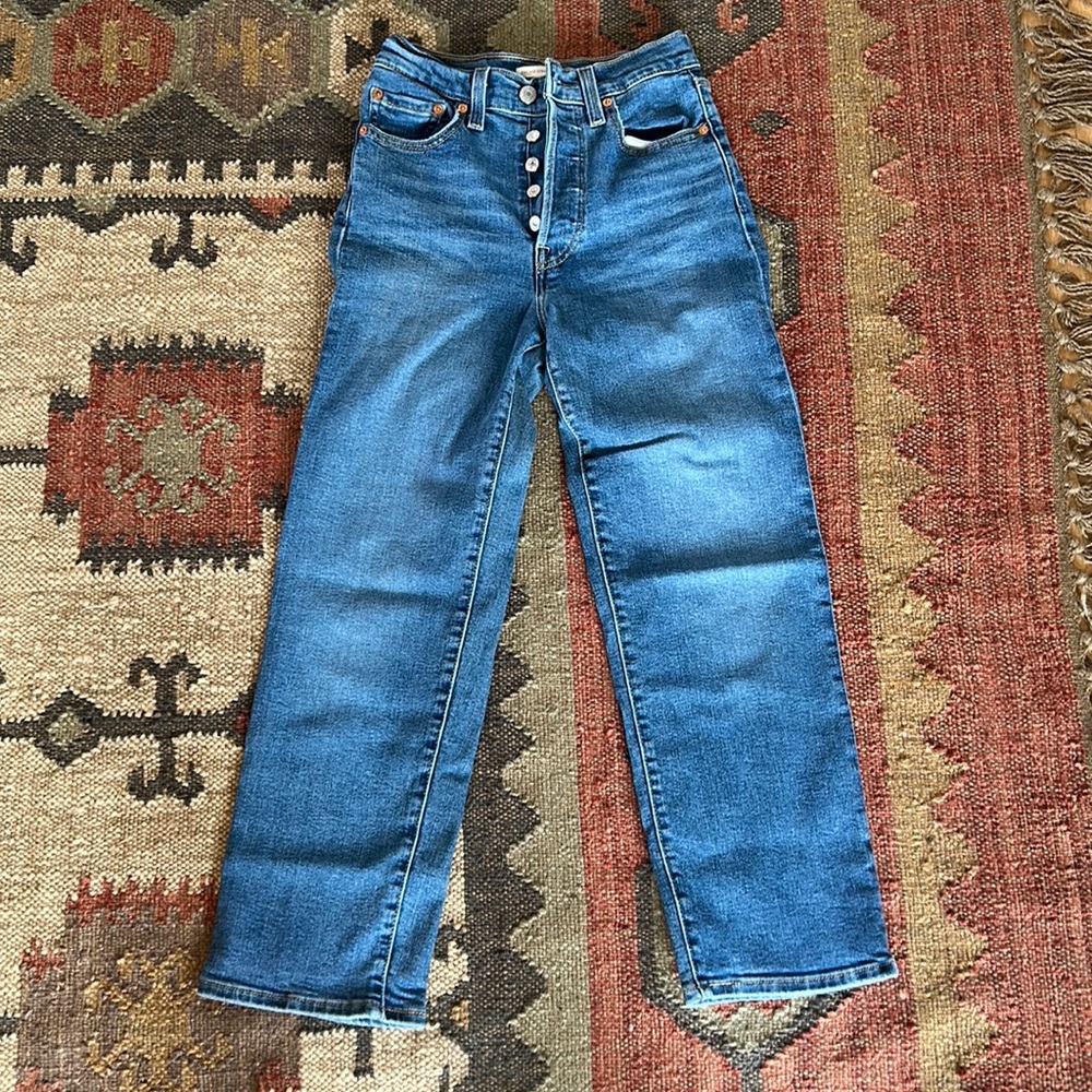 24 Levi’s Ribcage Straight Ankle Jeans